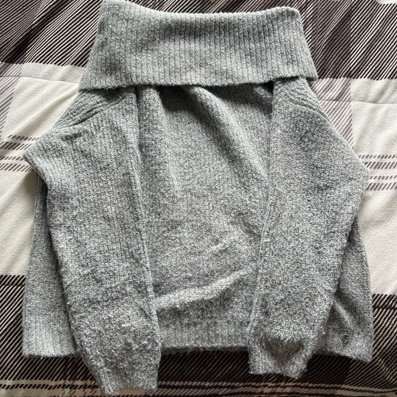 Guess off the shoulder sweater - Picture 2 of 3